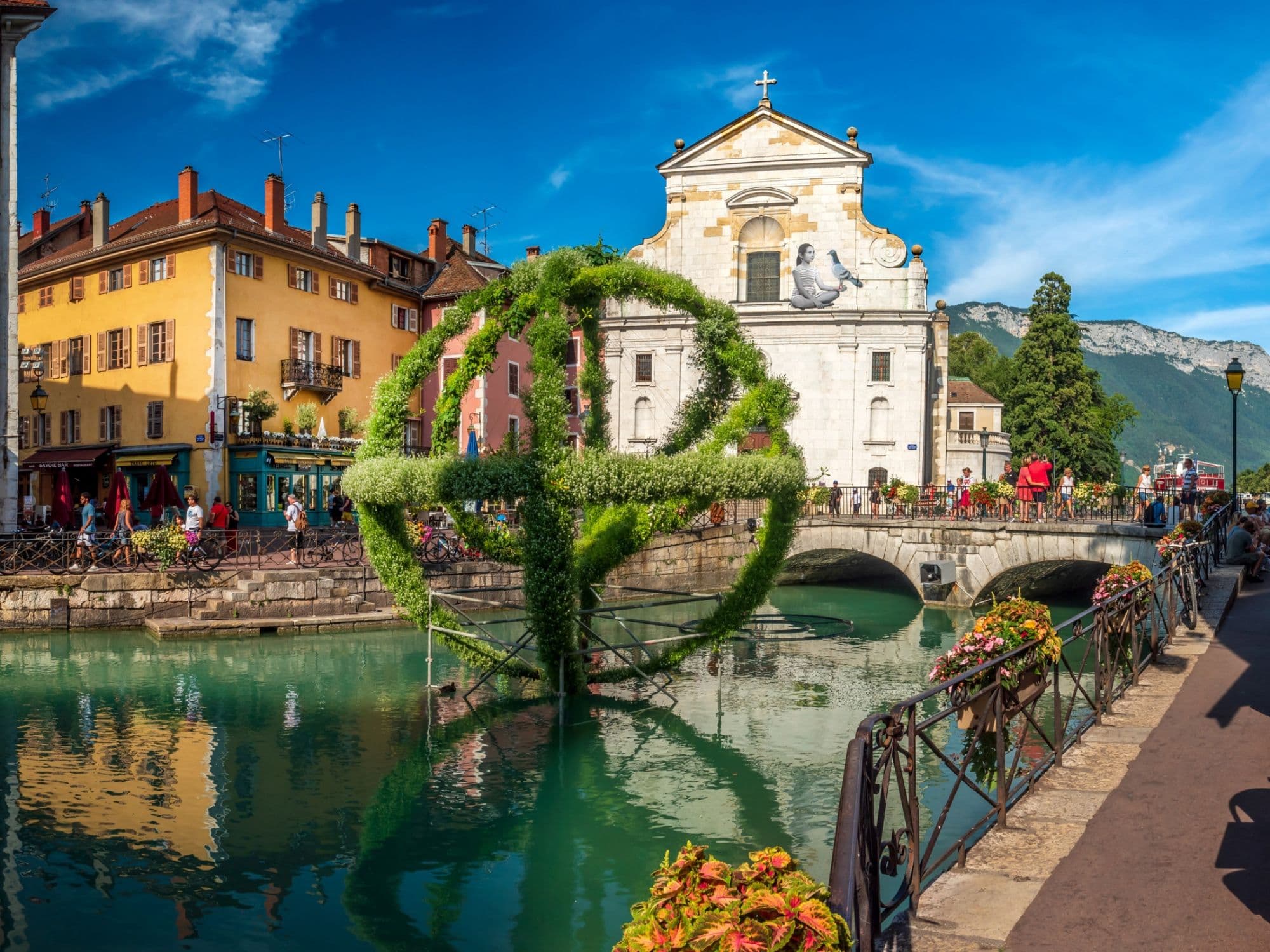 From Geneva: Bus tour to Annecy and Geneva including mini train