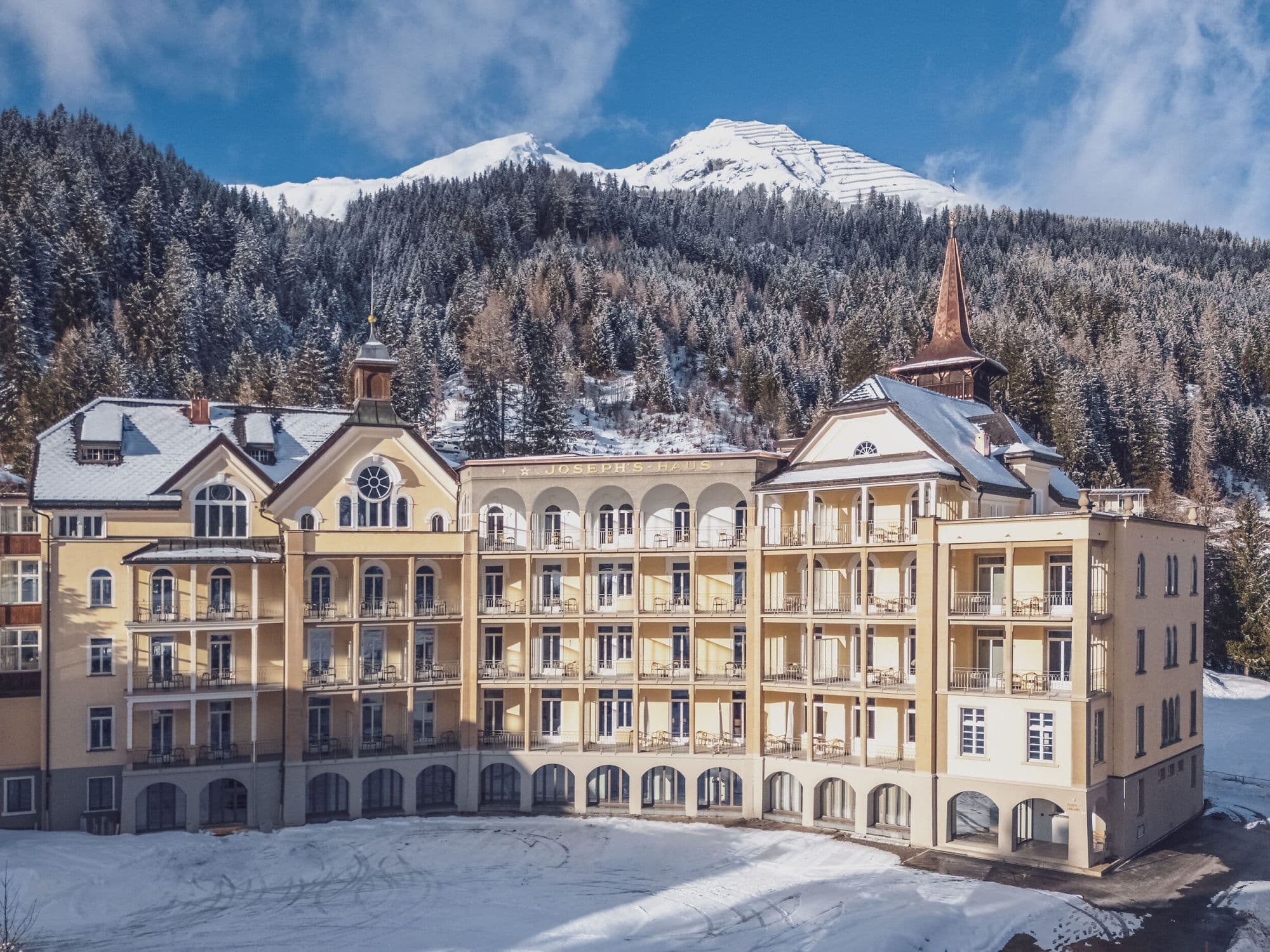 Ski pass including overnight stay at Hotel Joseph's House Davos