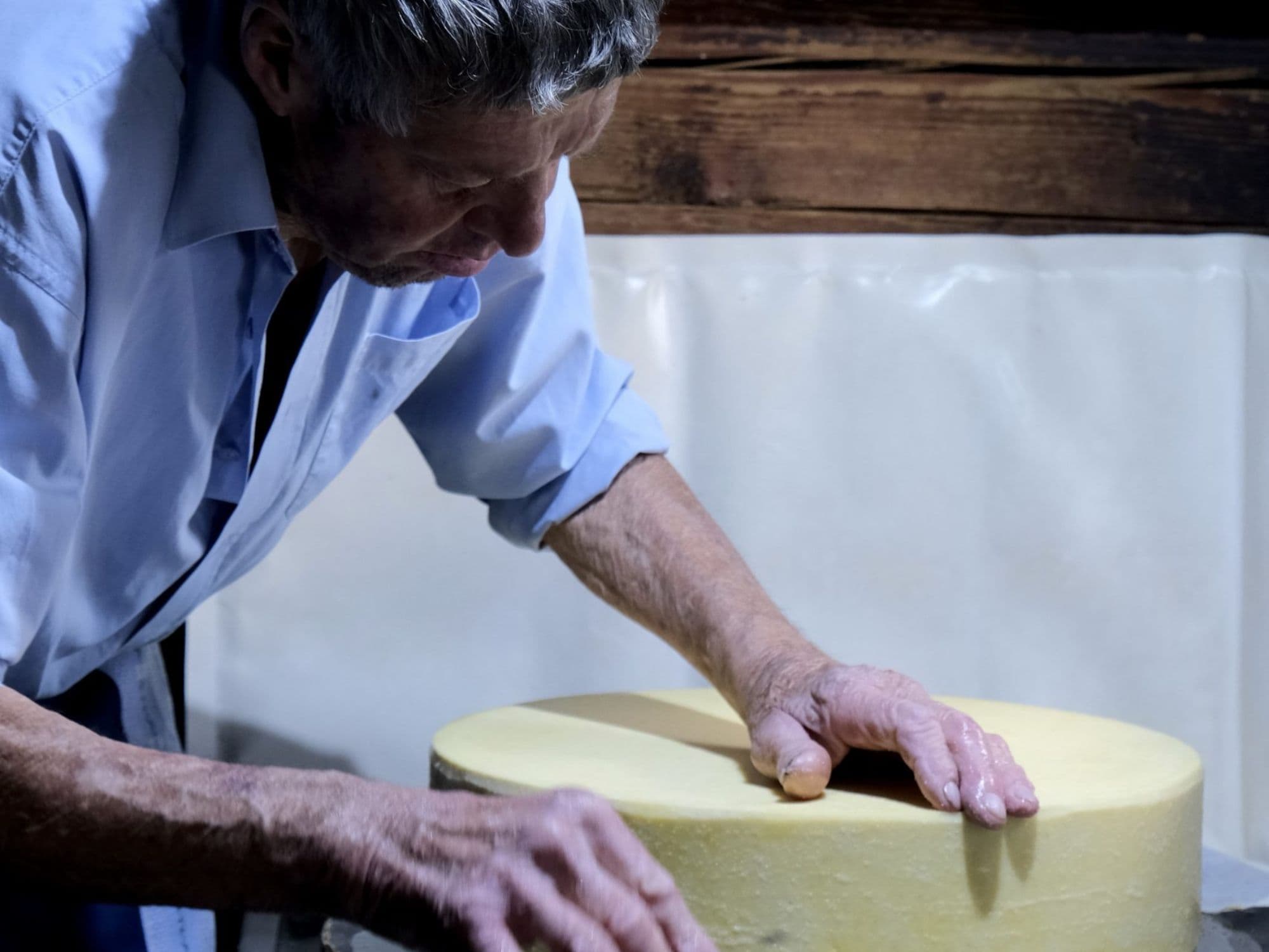 Traditional cheese dairy in Gstaad and Rougemont with hiking