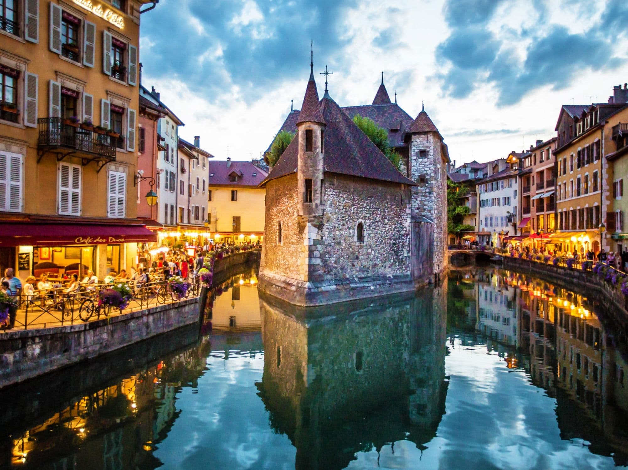 Starting from Geneva: Bus Tour to Annecy, Geneva, and Boat Ride