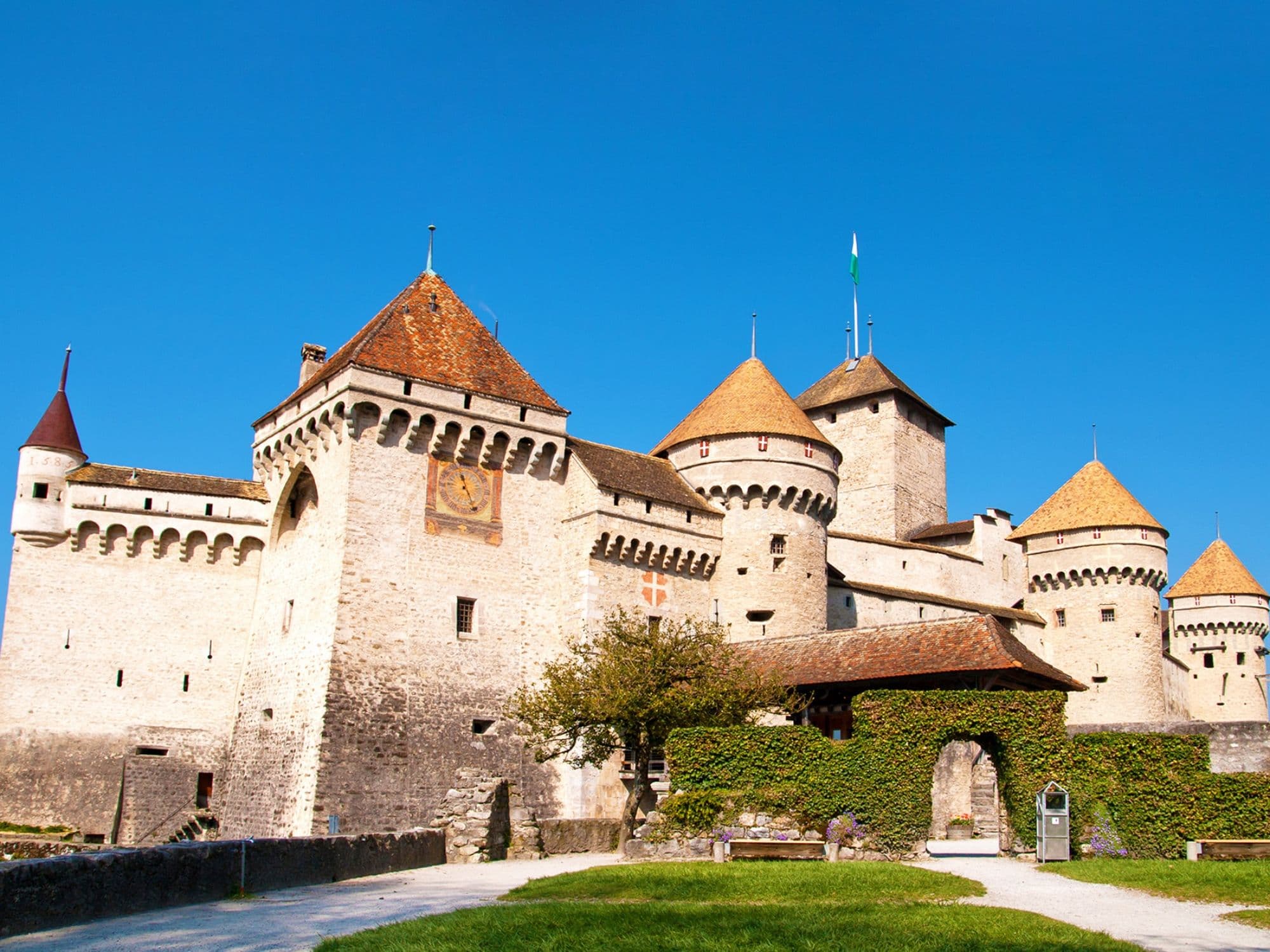 In Geneva: Guided bus tour of Charlie Chaplin with cruise from Montreux to Chillon
