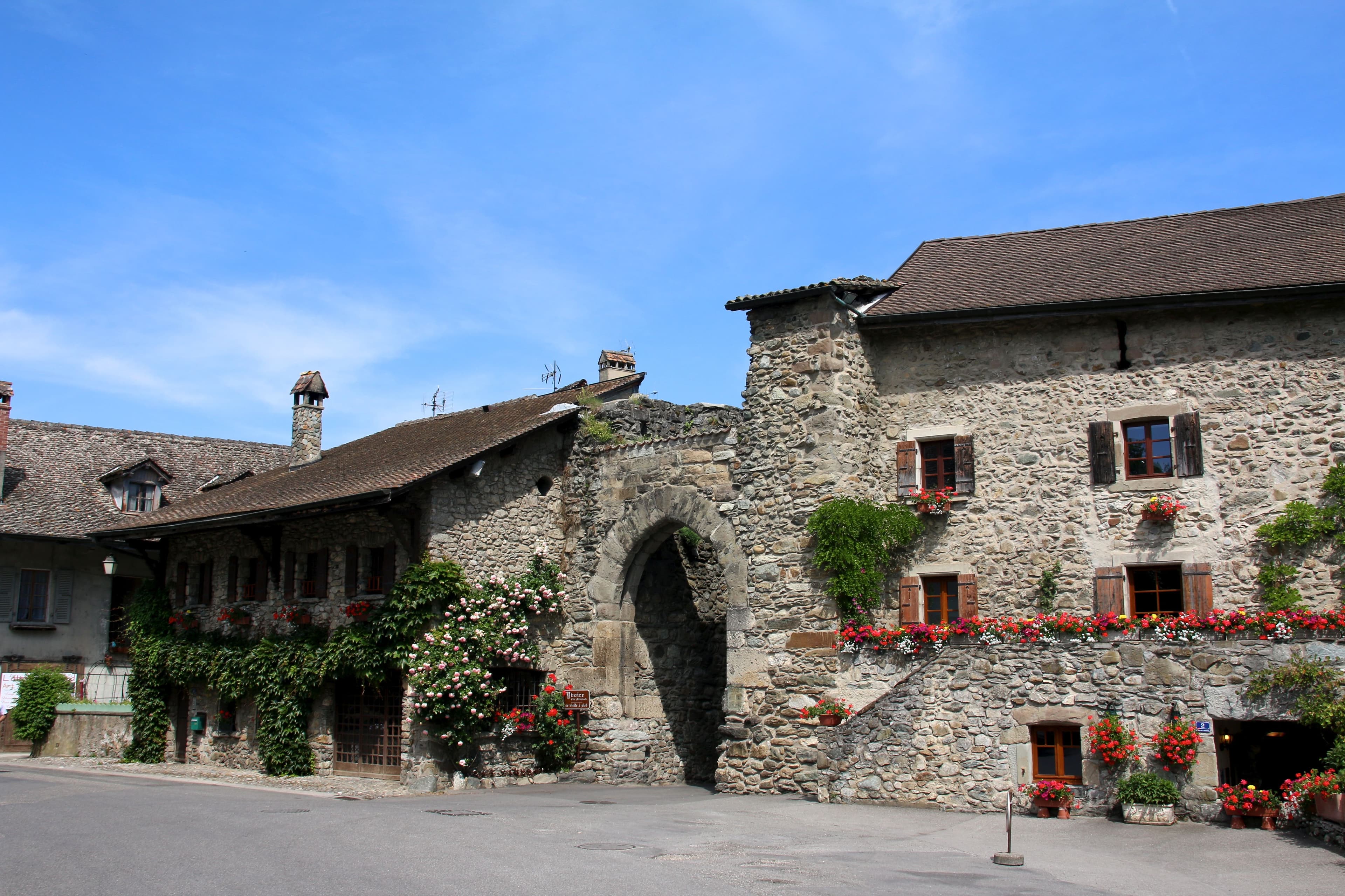 From Geneva: Bus tour to Chamonix Mont Blanc and Yvoire