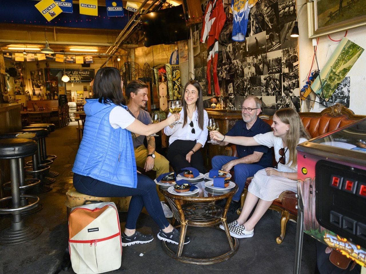 Food tour Zurich with culinary specialties in a cozy atmosphere.