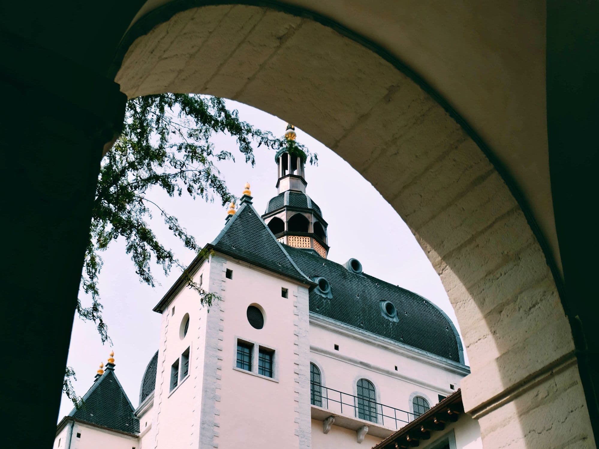 From Geneva: day trip to the chocolate factory, watch museum and Neuchâtel Castle