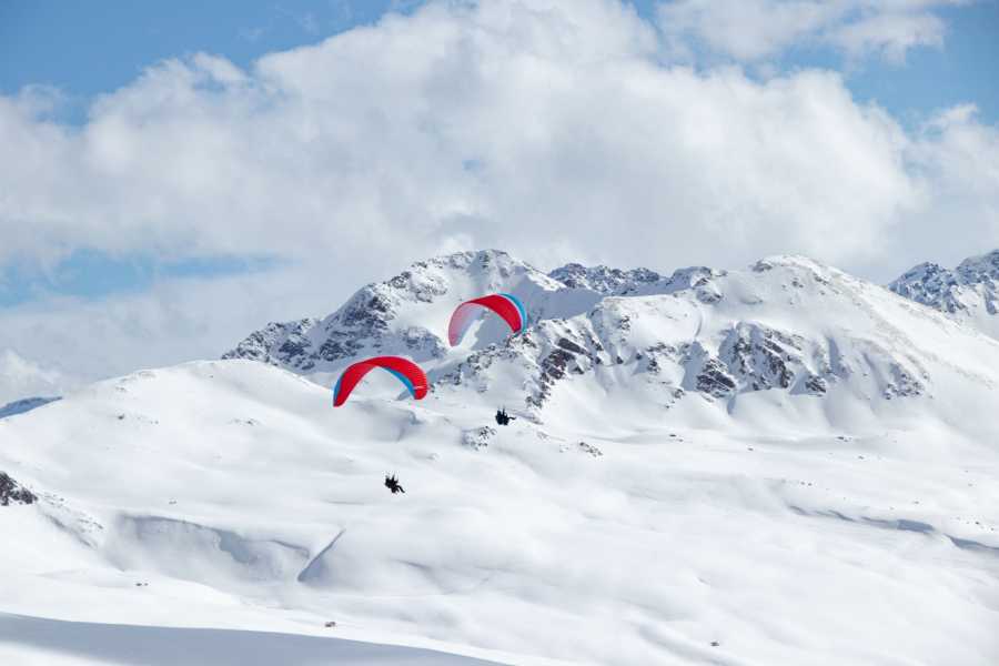 Davos paragliding for two with an overnight stay in an igloo