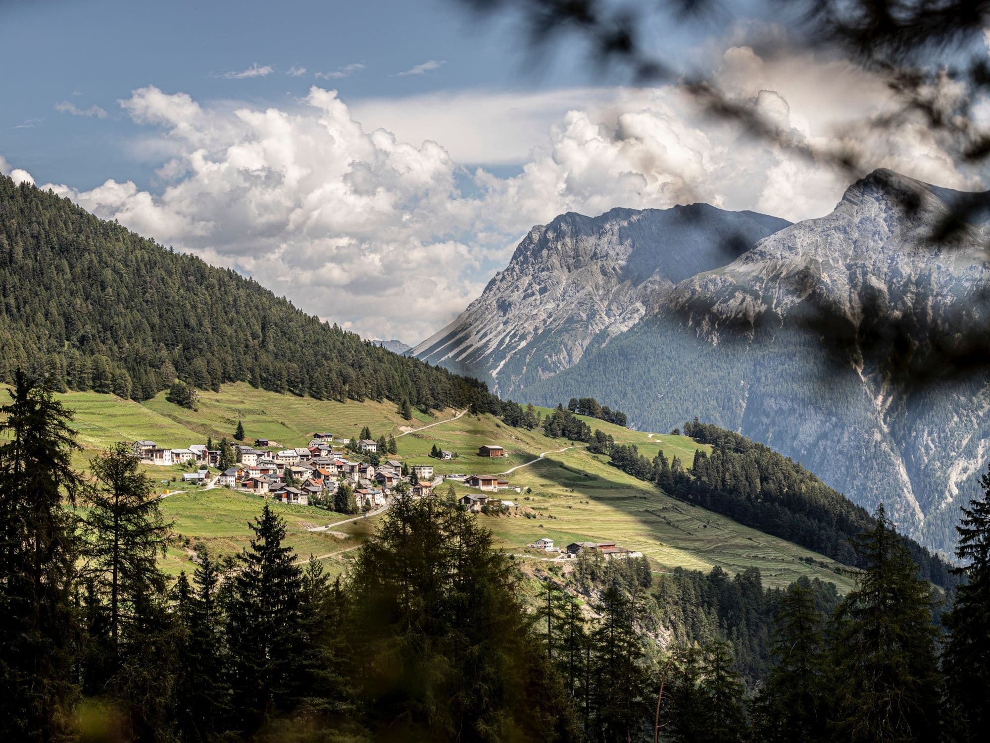 Public village tour through Vnà in Engadine