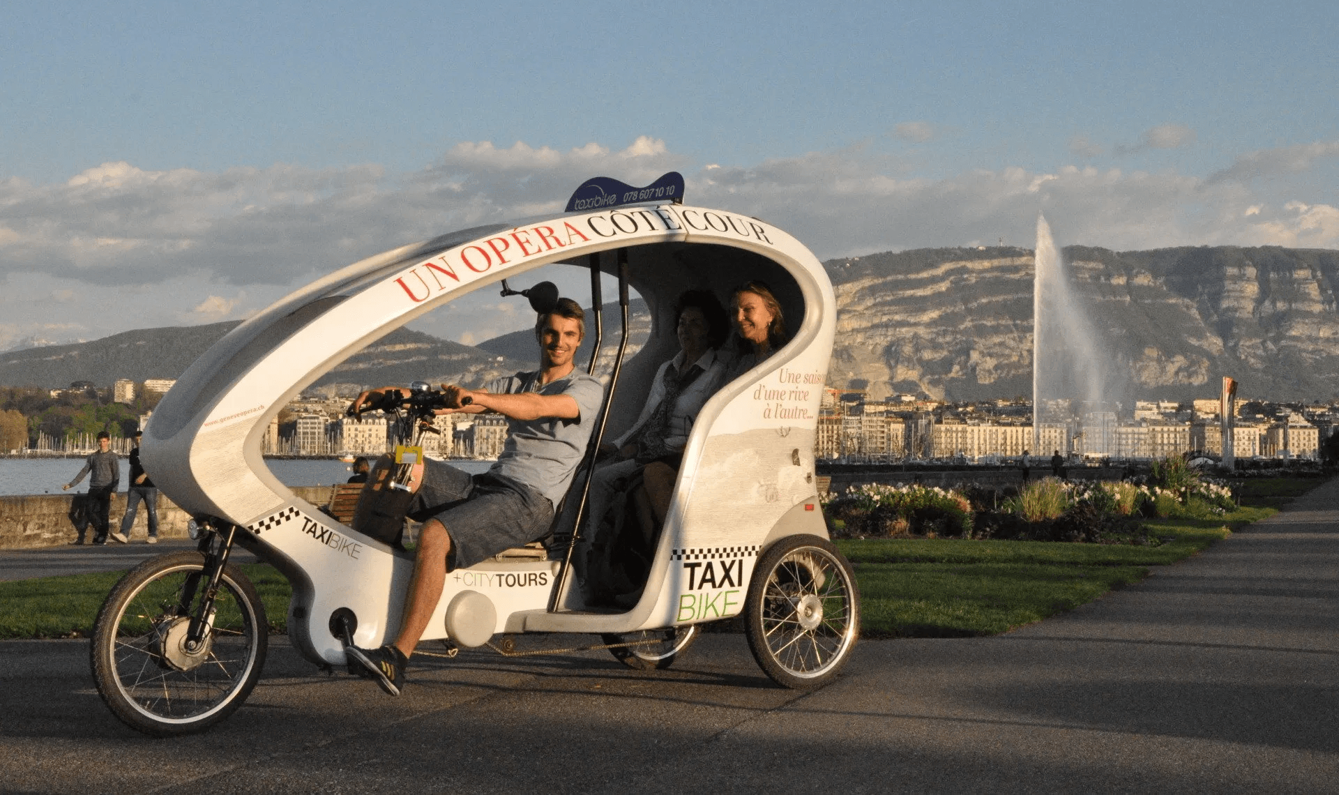 Romantic city tour E-TukTuk or bicycle cab in Geneva