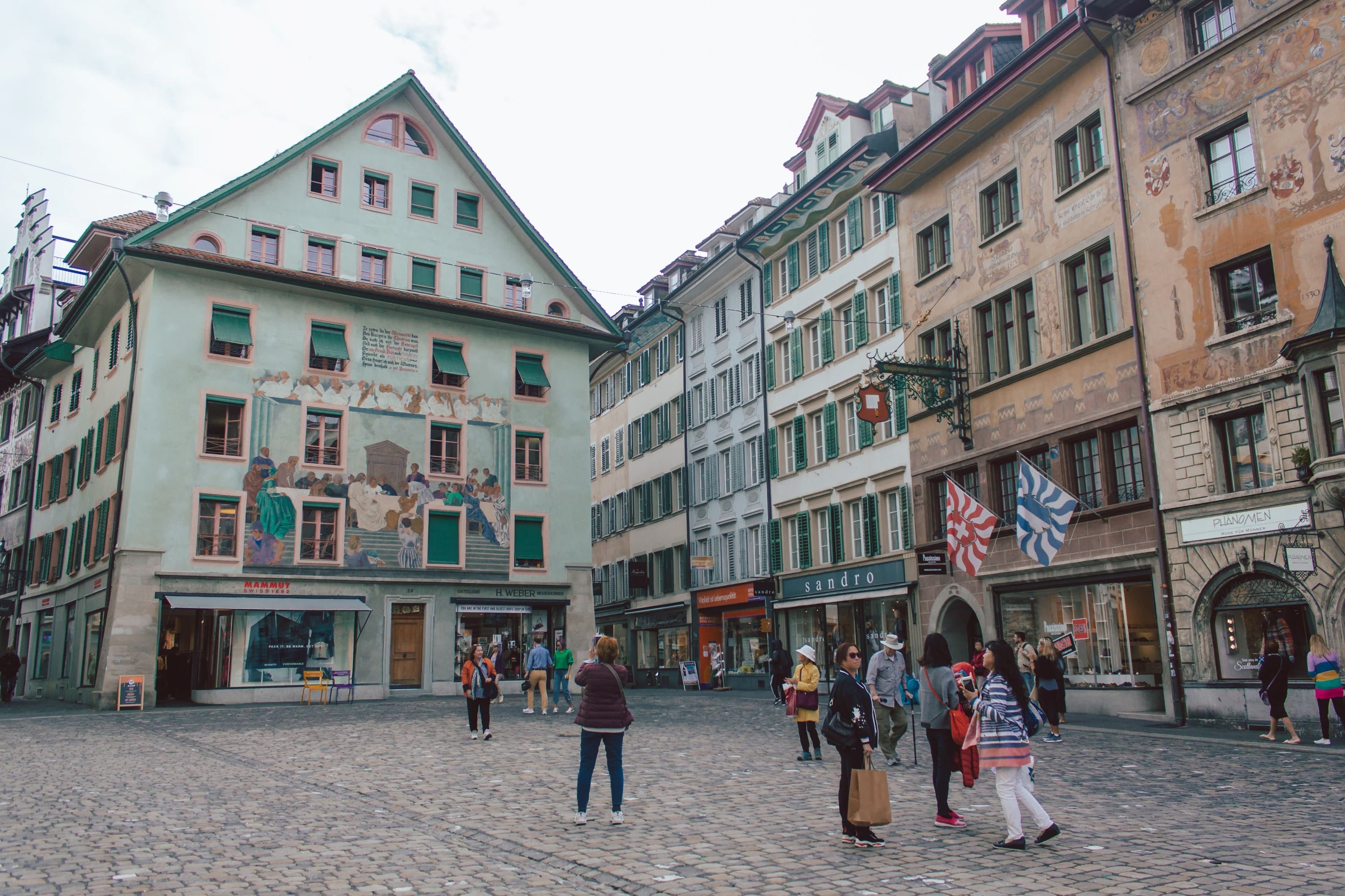 Façade painting and puns City tour in Lucerne