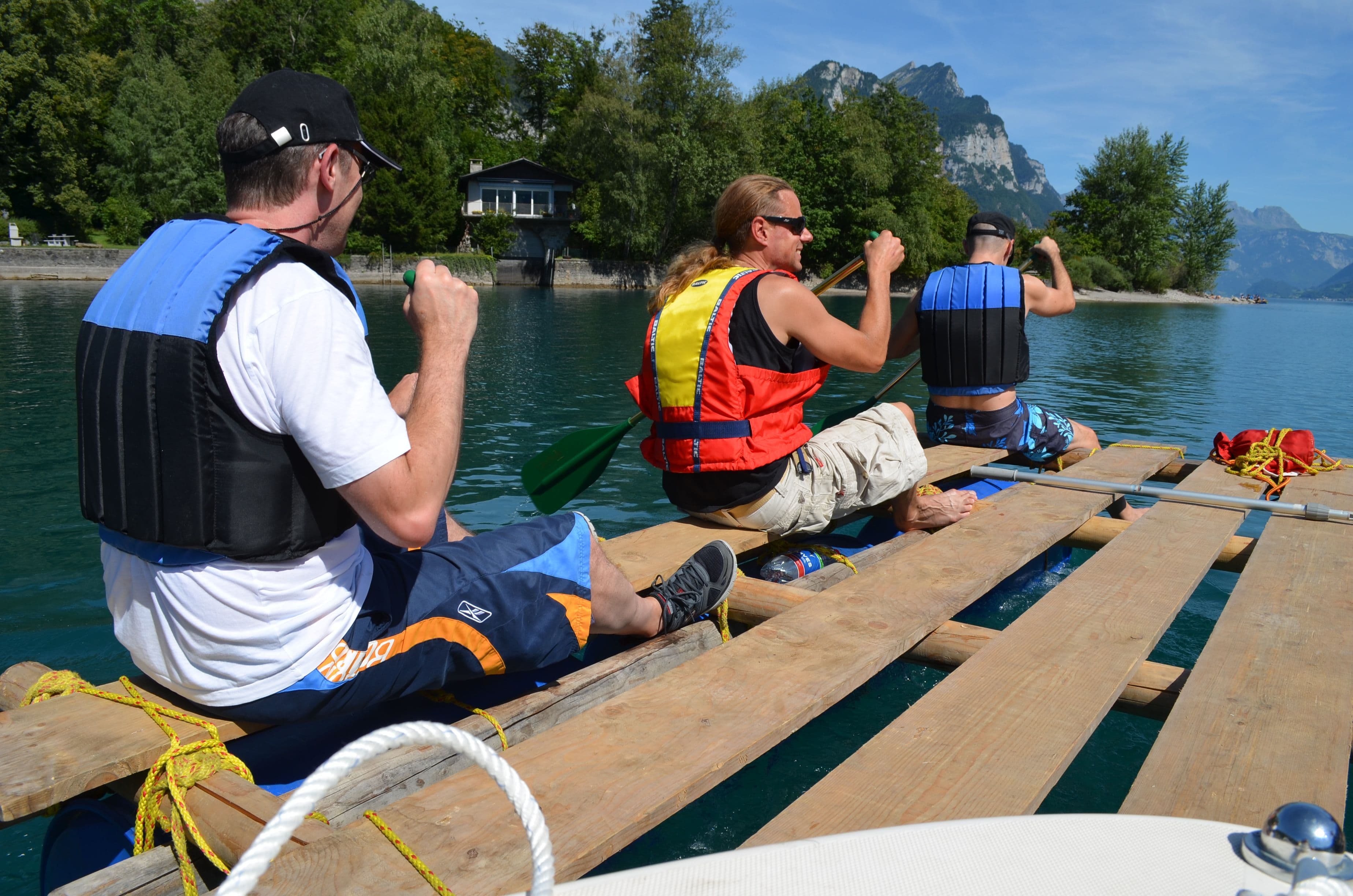 Building rafts on Lake Walen in a team